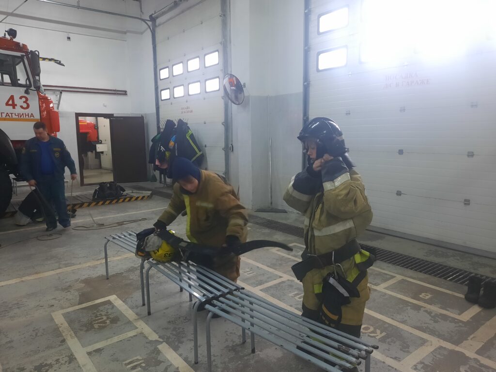 Школьники тренируются у пожарных