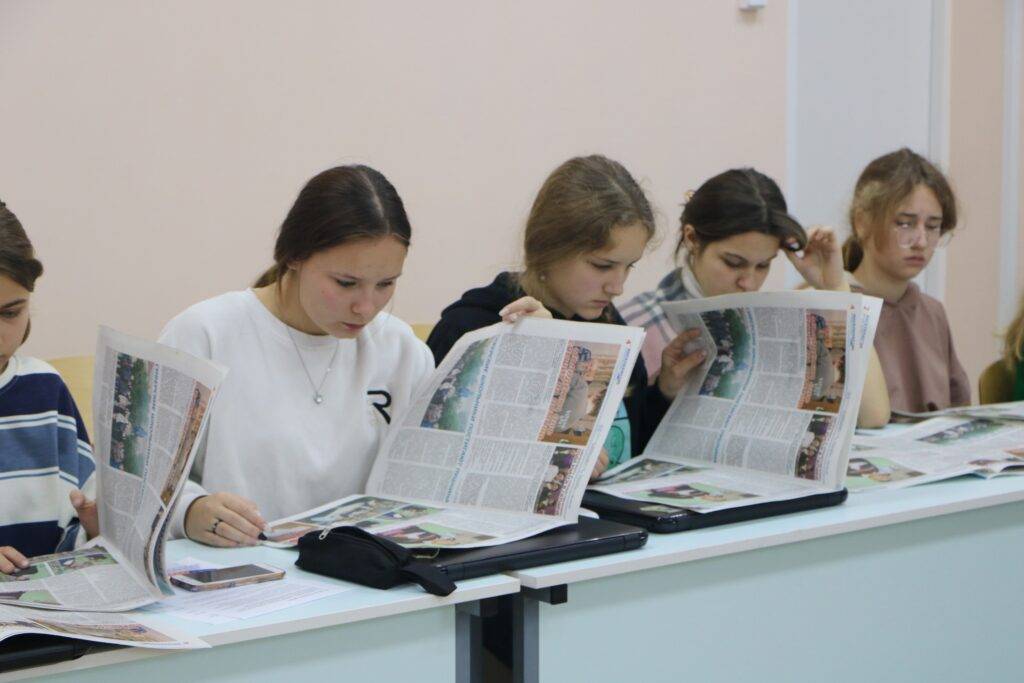 Дети читают газеты