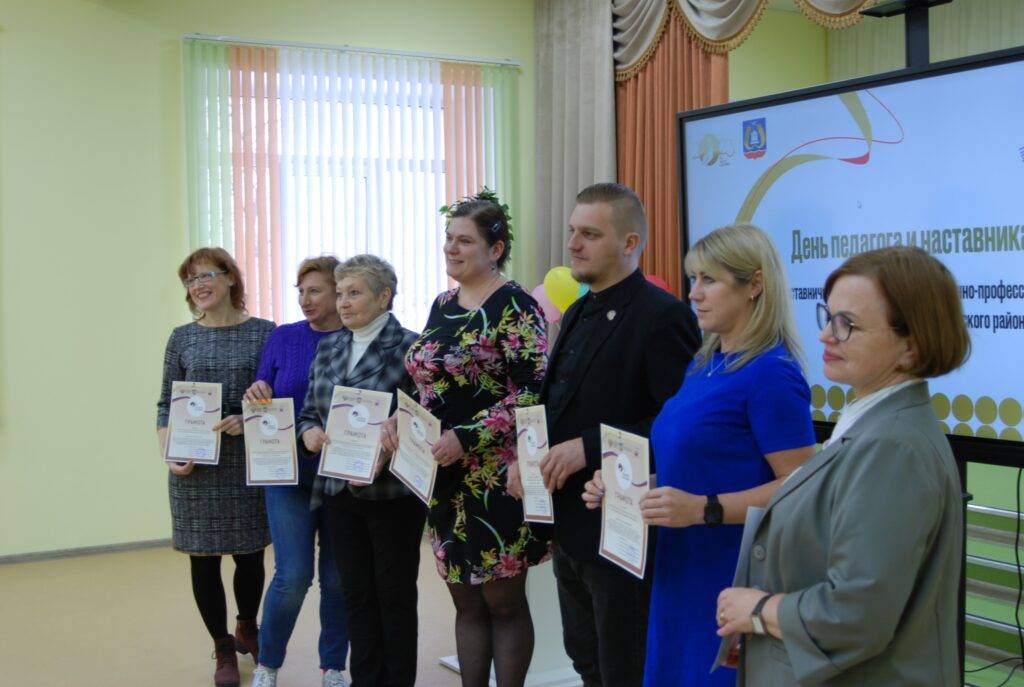 Елена Рыбкина(крайняя справа) с педагогами награждёнными за значительный вклад в развитие муниципальной системы наставничества 