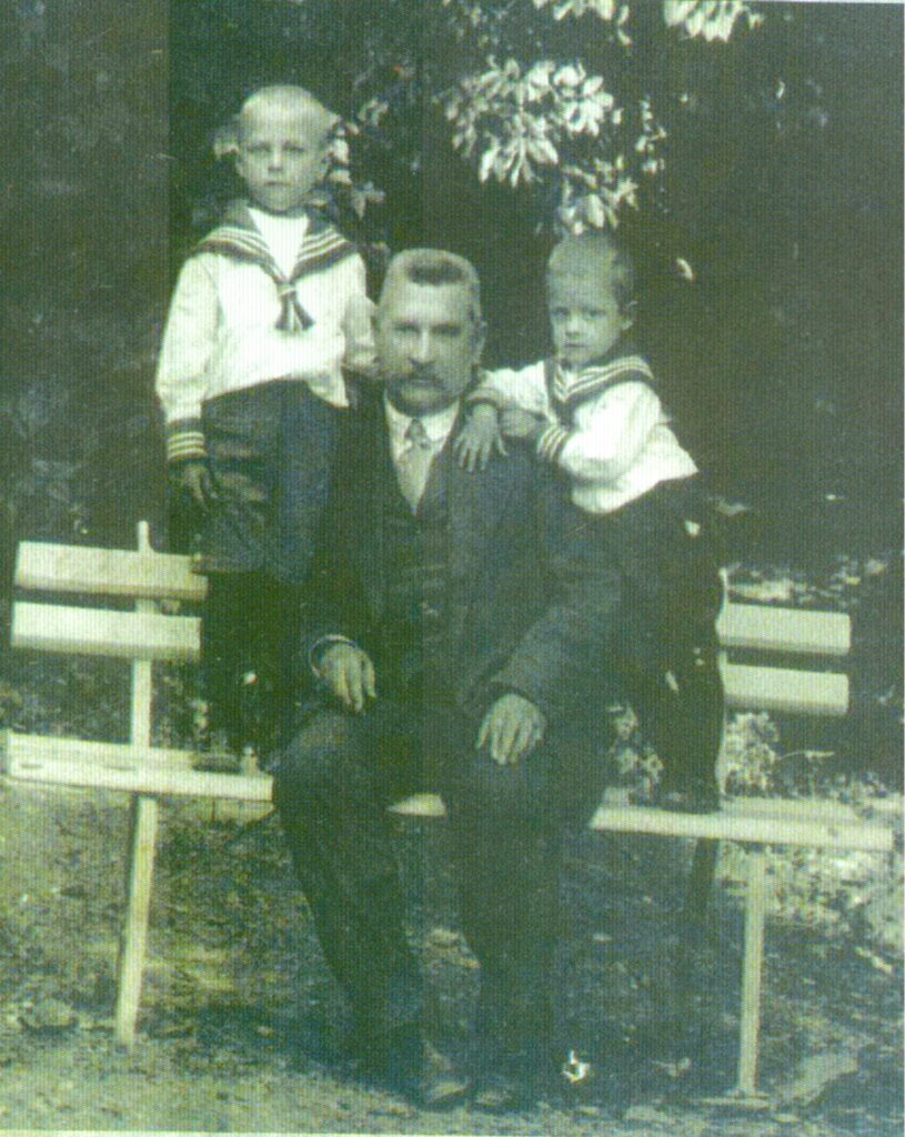 А.Х. Ефремов с сыновьями Василием и Иваном