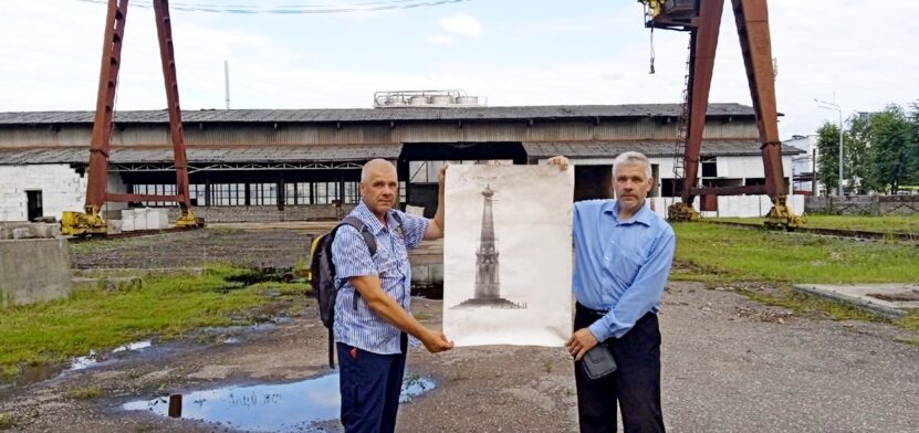 Алексей и Андрей Буховецкие на заводе с эскизом памятника