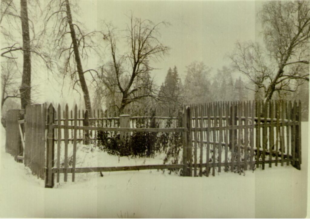 Братская могила в парке бывшей усадьбы «Суйда». Фотография 1949 г