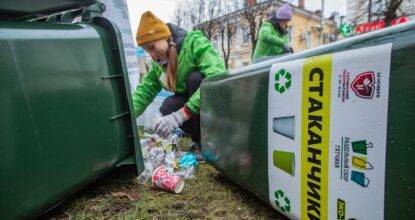 Алина Рыкова с мусорными контейнерами