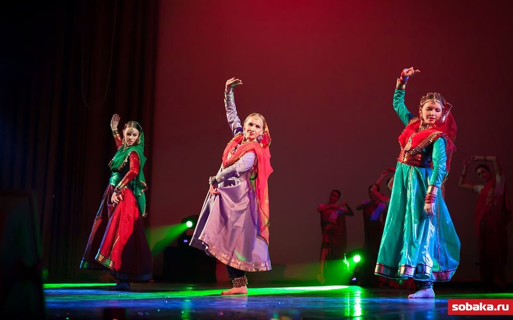 Индийский танец на сцене