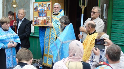 Отец Сергий с иконой
