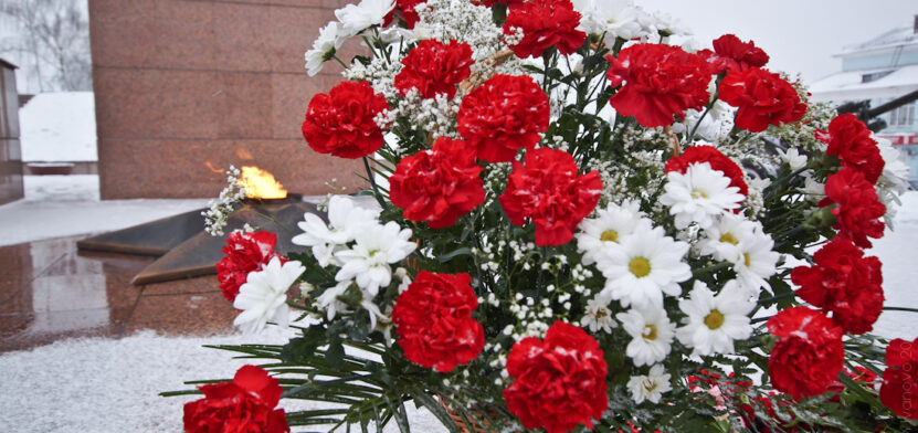 Цветы у памятника