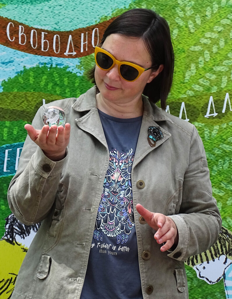 Александра Литвина с наградой 