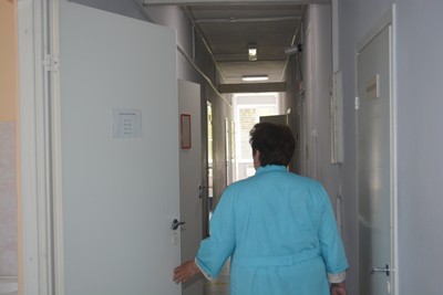 Медсестра идёт по коридору