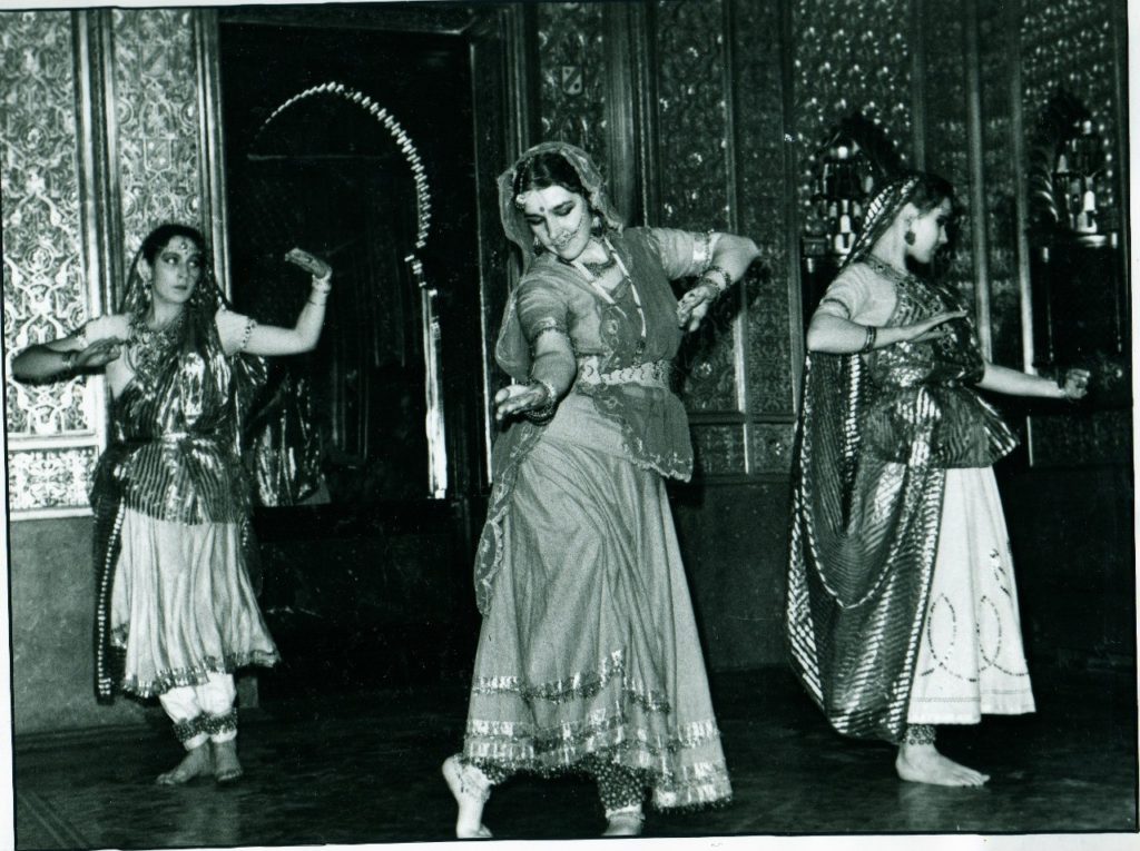 Индийский танец - старое фото