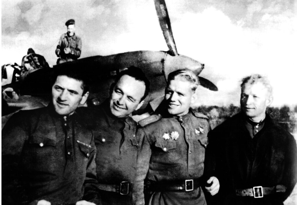 Георгий Коваленко (третий слева) с боевыми товарищами