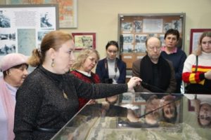  Юлия Фёдорова показывает макет сражения на Ивановском пятачке