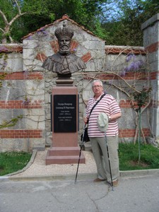 И.Б. Смирнов у памятника Александру III в Массандре