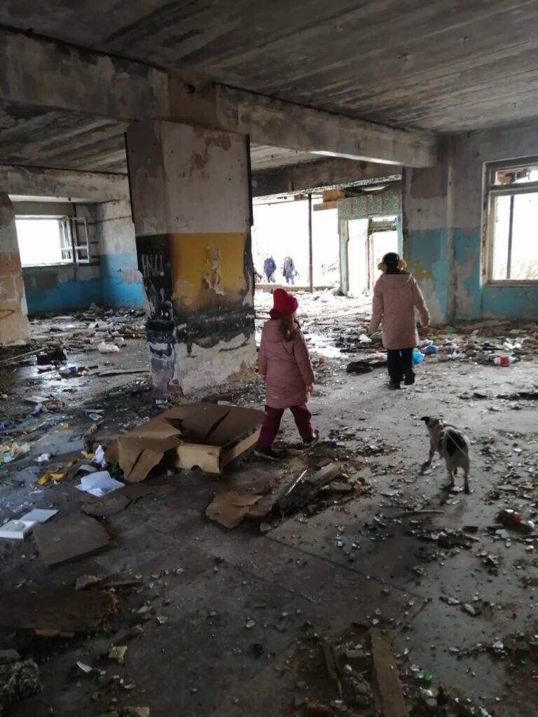 Дети в разрушенном здании
