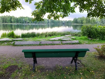 Скамейка с видом на озеро