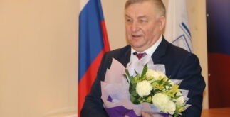 Алексей Рыжов с цветами