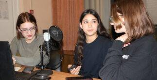 Юные корреспондентки берут интервью по радио