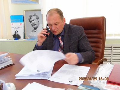 Дмитрий Румянцев с бумагами