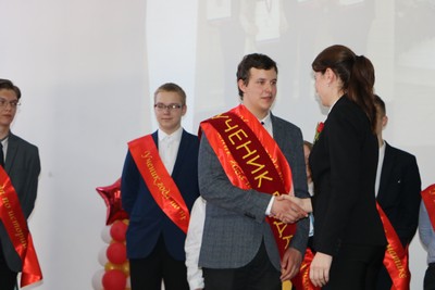 Иван Чепелев получает поздравления от директора школы