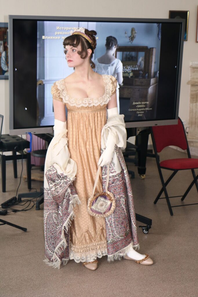 Мария Орлова в платье времён Александра 1