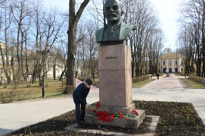 Виктор Тарасов кладёт цветы