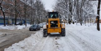 Чистят улицы Гатчины