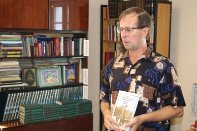 Андрей Бурлаков с книгой