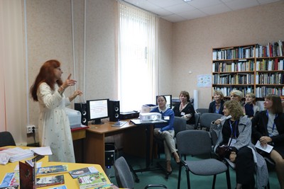 Перед коллегами выступает Людмила Степанова