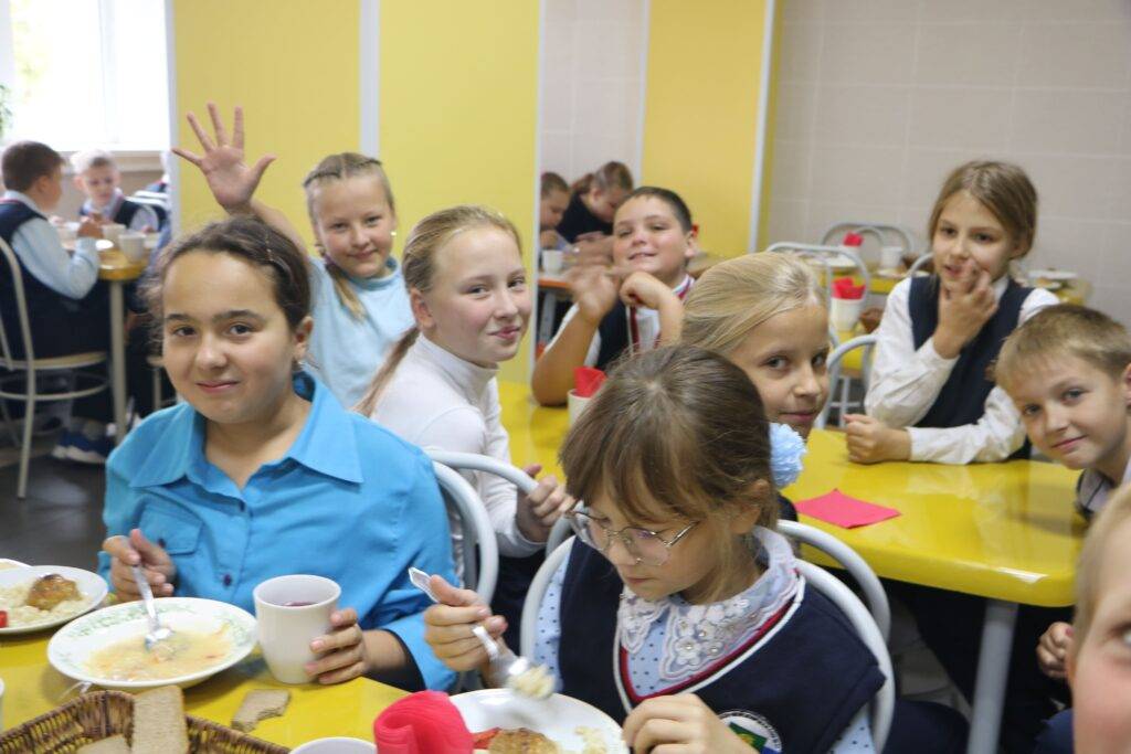 Дети в Войсковицкой школьной столовой. 