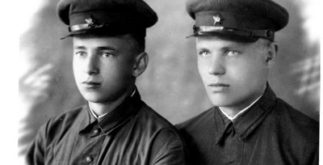 Иван Тужилов с сослуживцем (справа). Фотография 1941 года