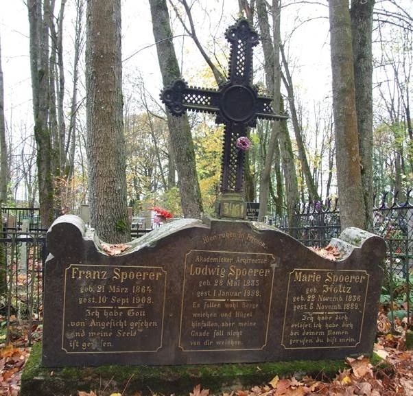 Могила Людвига Францевича Шперера на кладбище в Гатчине на ул. Солодухина