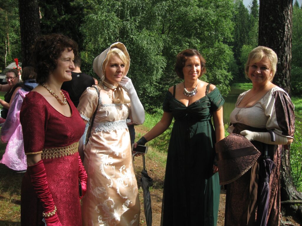 Женщины в платьях стиля ампир