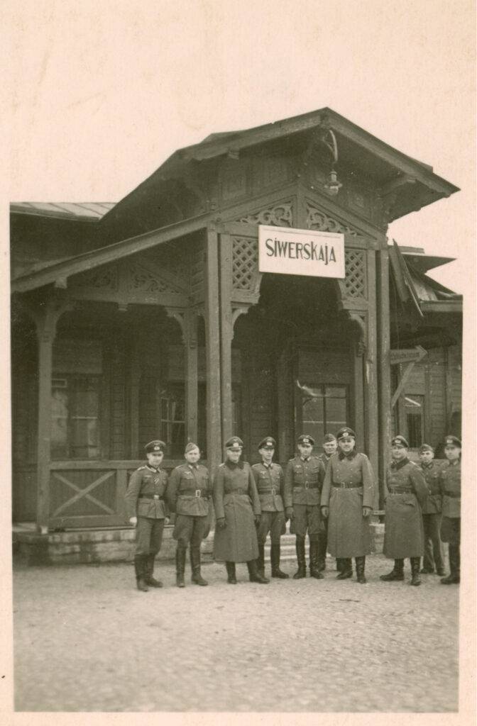 Немецкие офицеры на фоне вокзала на станции Сиверская. Фотография 1942 года