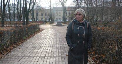 Вера Бондарева идёт по Ленинскому садику