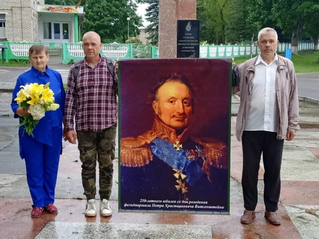 Валентина Буланова, Алексей и Андрей Буховецкие с портретом П.Х. Витгенштейна