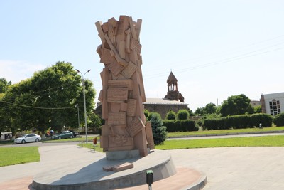 Памятник воздвигнут в 2008 в честь подвигов участников арцахской войны, скульптор С. Мовсисян