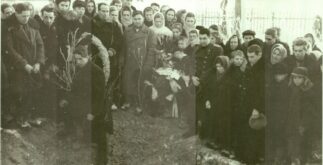 Перезахоронение останков советских воинов в селе Воскресенское (второй слева в первом ряду – И.Ю. Хромых). Фотография 1952 г