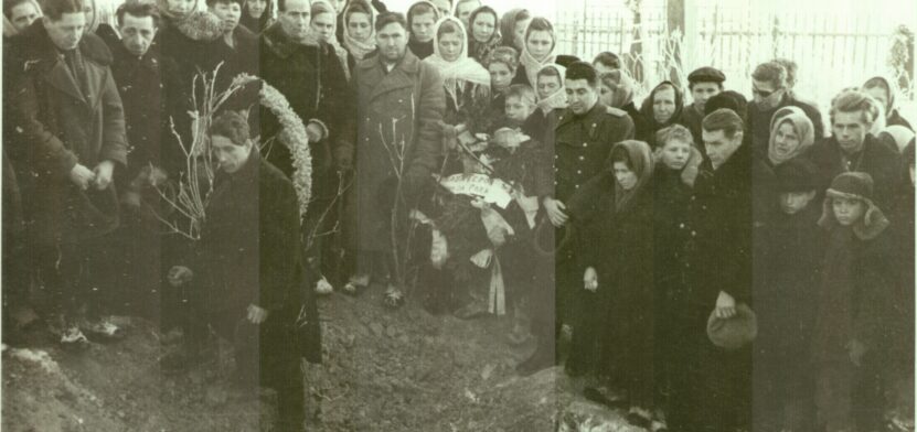 Перезахоронение останков советских воинов в селе Воскресенское (второй слева в первом ряду – И.Ю. Хромых). Фотография 1952 г