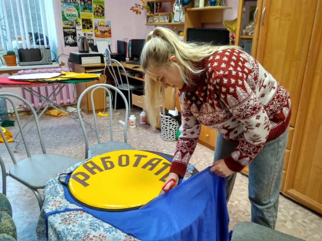 Полина Карьялайнен за изготовлением декораций