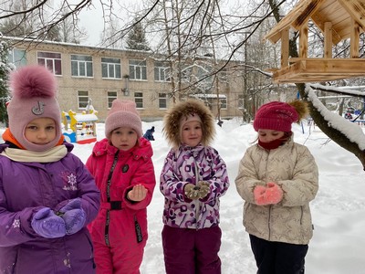 Маленькие девочки зимой