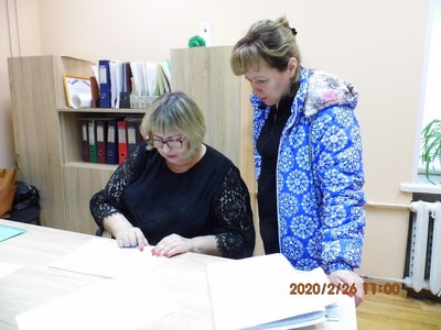 Рассмотрение заявок с мастером ЖЭУ Татьяной Новожиловой (справа)
