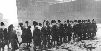 Люди с лопатами в блокадном Ленинграде
