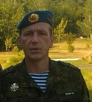 На груди Абдулы - знак Союза добровольцев Донбасса