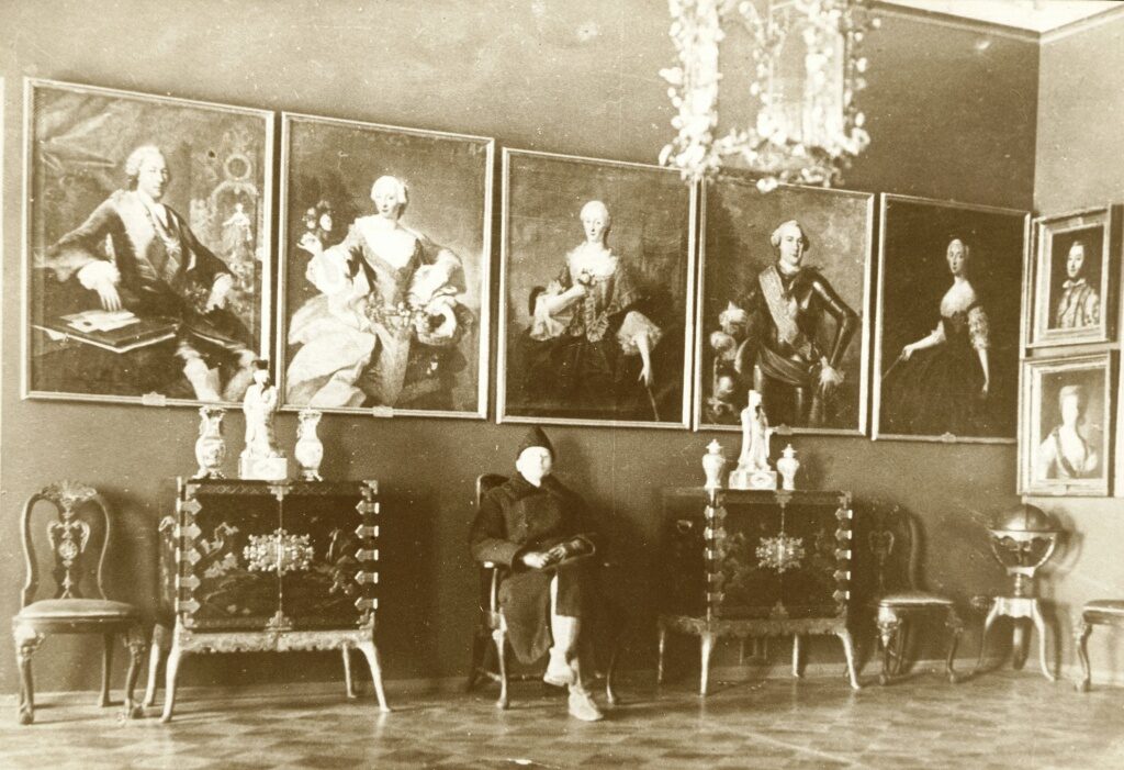 В. К. Макаров на экспозиции третьего этажа Центрального корпуса. 1920-е