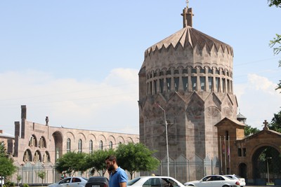Вид со стороны города церкви Святых Архангелов и стены в память священнослужителей