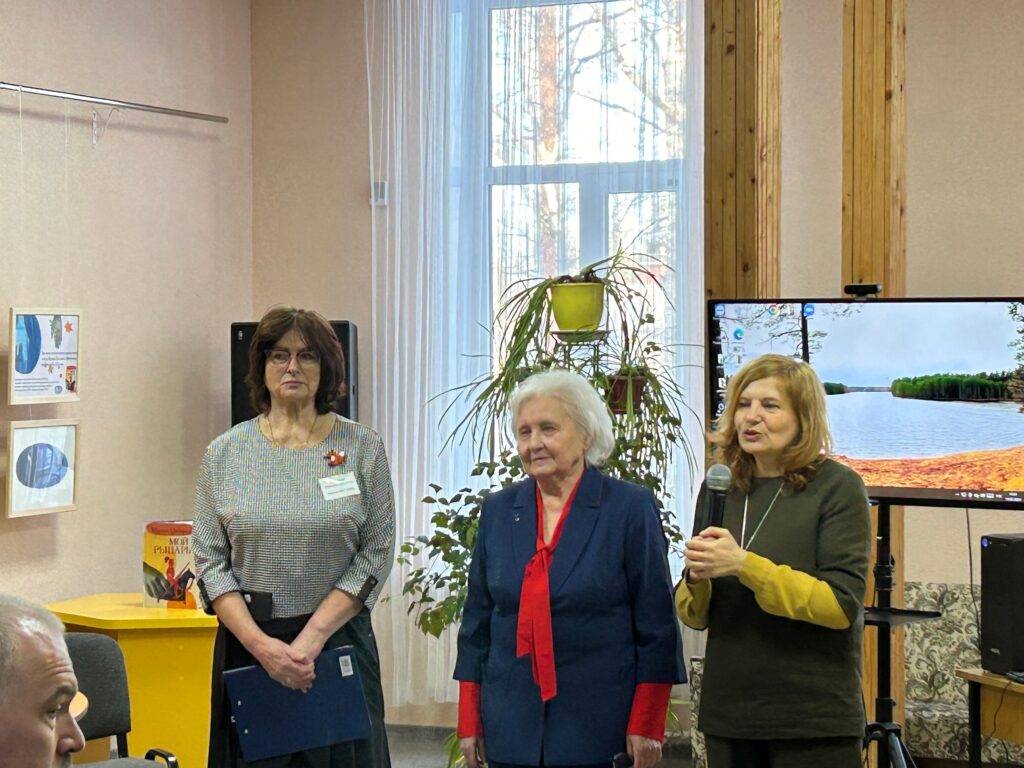 Татьяна Кирсанова (крайняя слева)