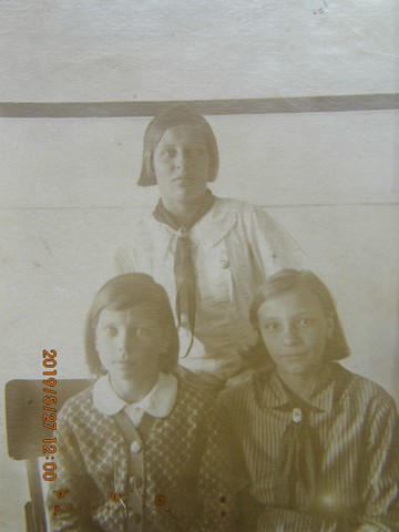 Зина - пионерка (справа снизу, 1930-е годы)