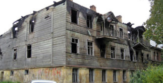 ССгоревший гатчинский дом