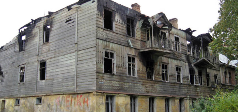 ССгоревший гатчинский дом