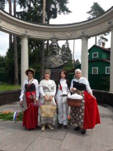 Женщины у памятника Витгенштейну