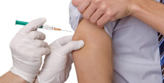 Делают укол вакцины